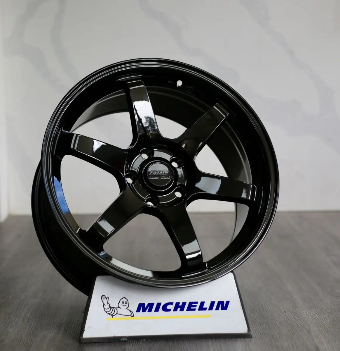 TE37 Style 18x8.5 5x114.3 ET 35 CB73.1 Gloss Black